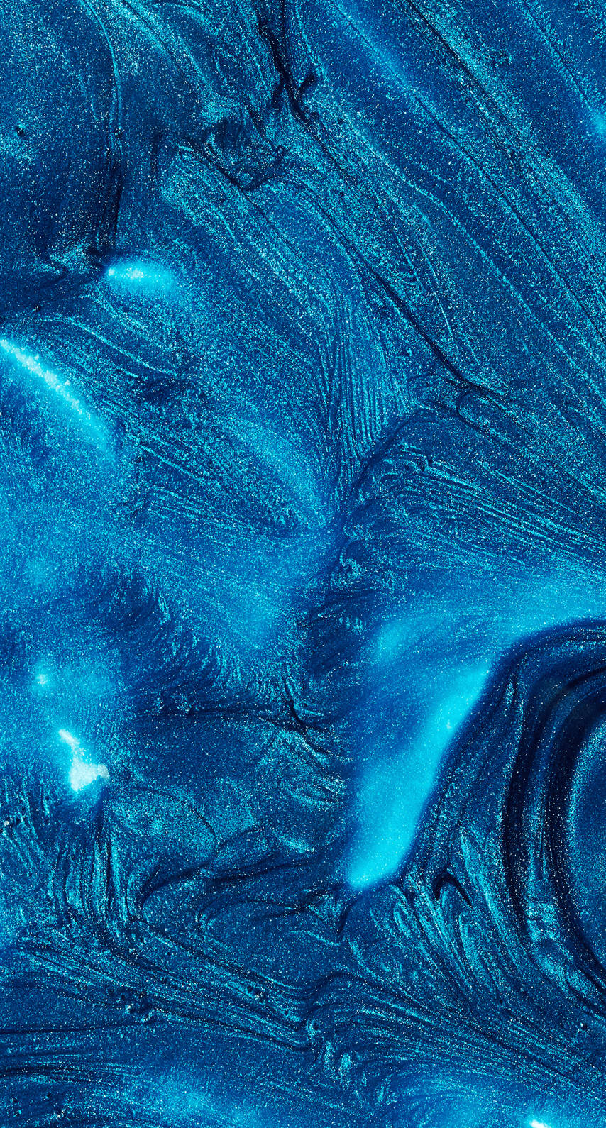 Blue Aesthetic Phone 桌布 壁紙 — 充滿活力的藍色抽象漩渦，帶有閃爍的紋理和發光的高光，創造出動態的流體藝術構圖。
