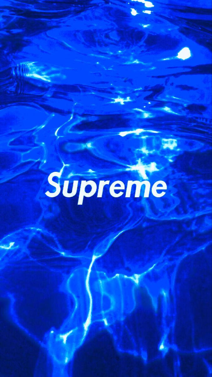 supreme aesthetic 桌布 壁紙 — 充滿活力的藍色水波紋，帶有光反射和居中白色Supreme標誌。