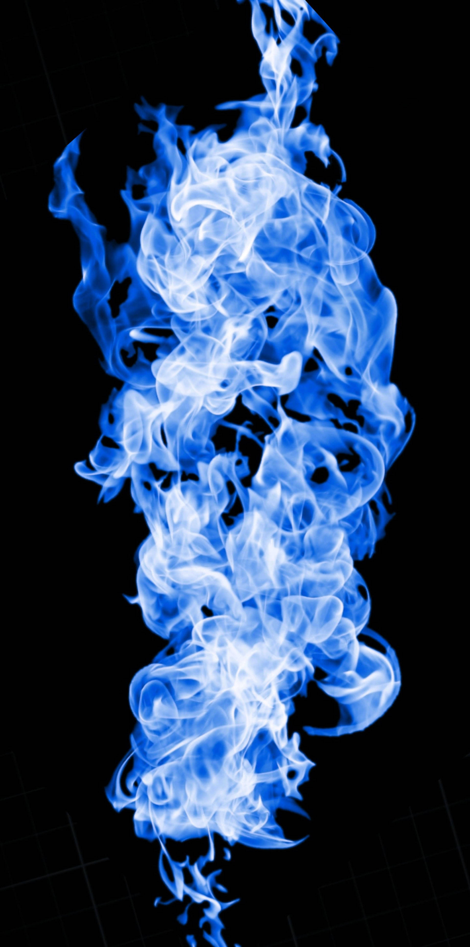 Flame 桌布 壁紙 — 充滿活力的藍色火焰在帶有微妙網格線的純黑色背景上扭曲並升騰。