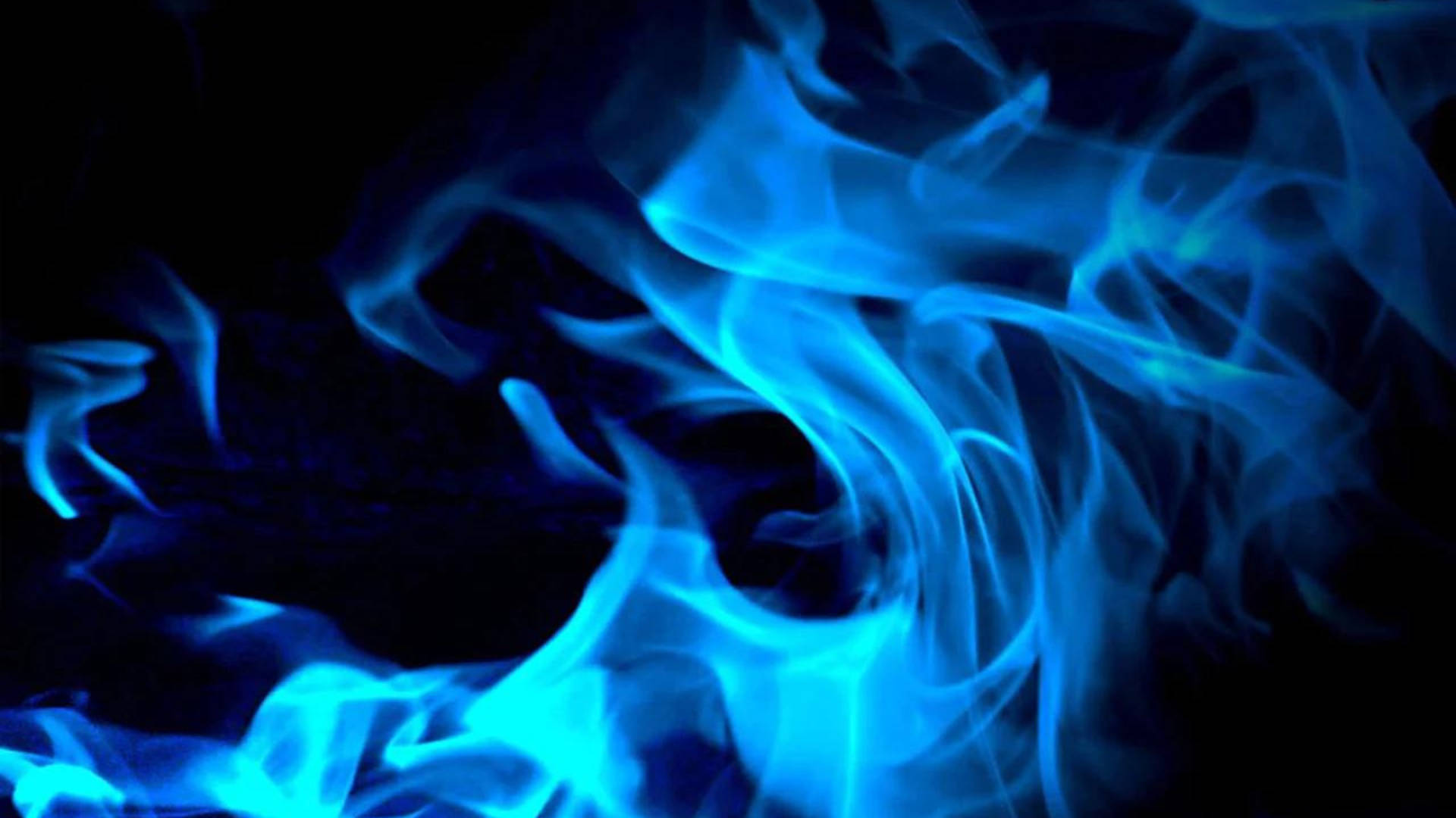 Flames 桌布 壁紙 — 充滿活力的藍色火焰在深黑色背景上扭曲和捲曲，創造出迷人的抽象火焰展示。