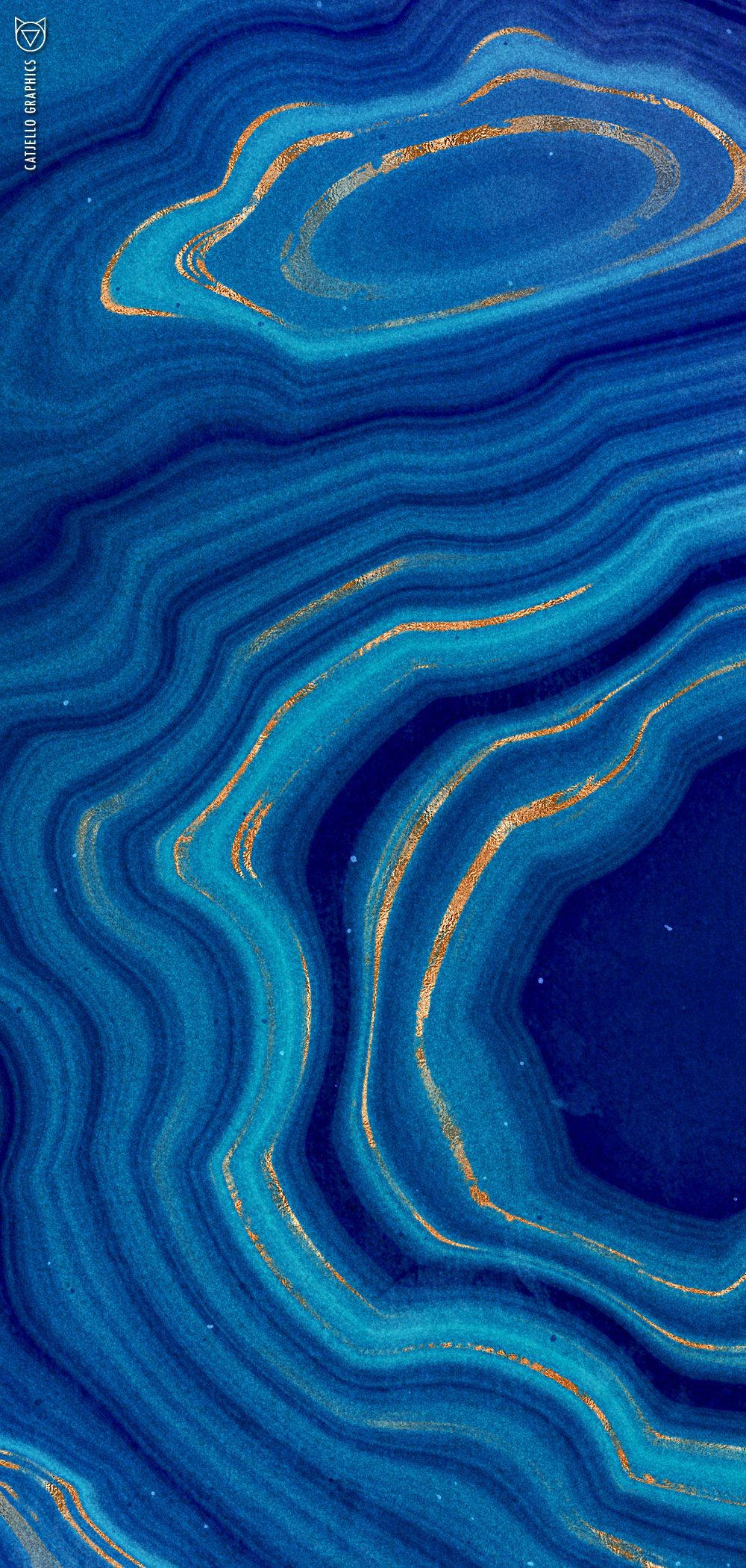Blue And Gold 桌布 壁紙 — 充滿活力的藍色瑪瑙石，金色紋理以有機漩渦和同心圖案流動。