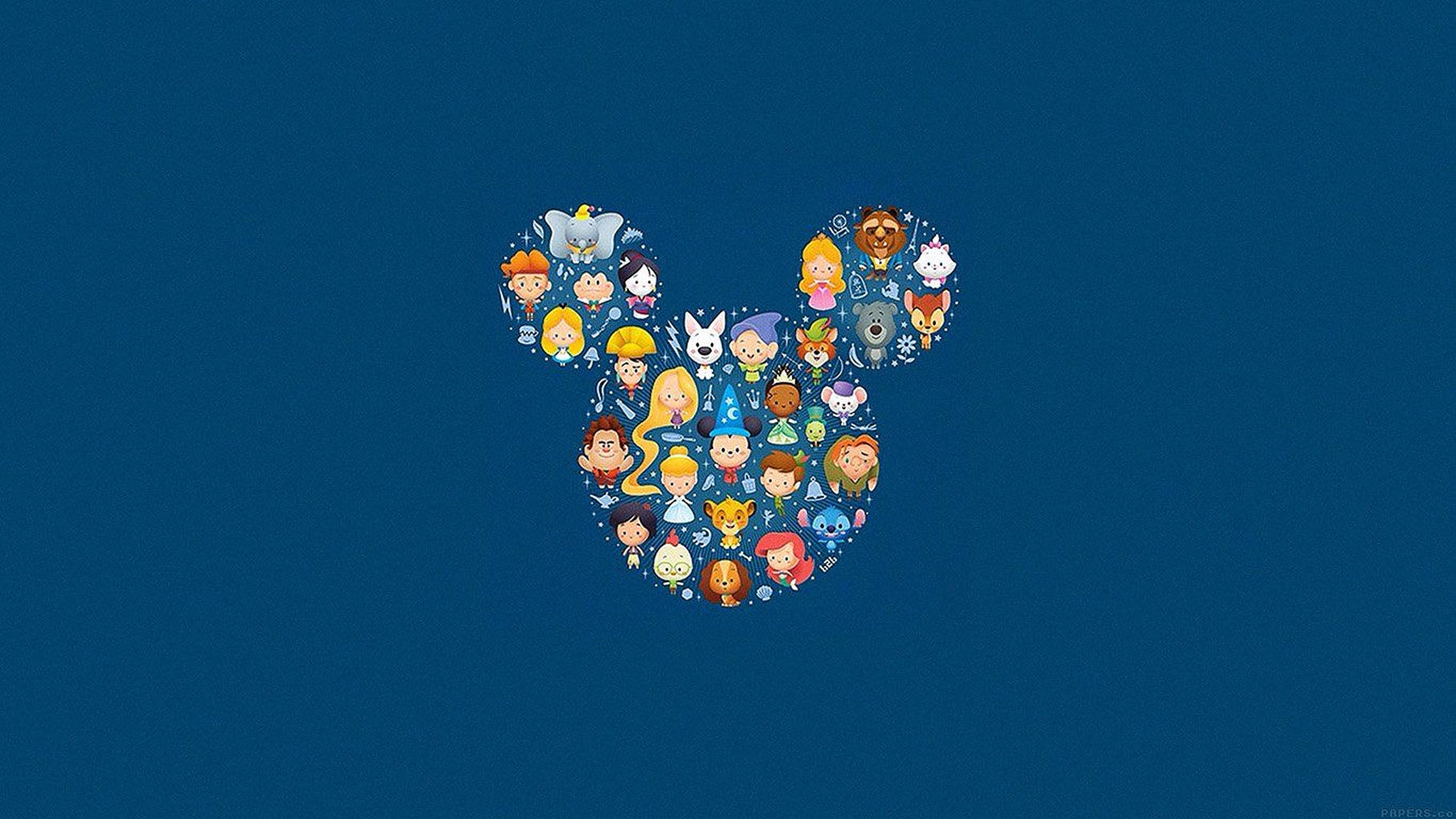 Disney Logo 桌布 壁紙 — 充滿活力的藍色背景上，有一個米奇老鼠的剪影，裡面充滿了數十個色彩繽紛的迪士尼角色，以俏皮的chibi風格呈現。