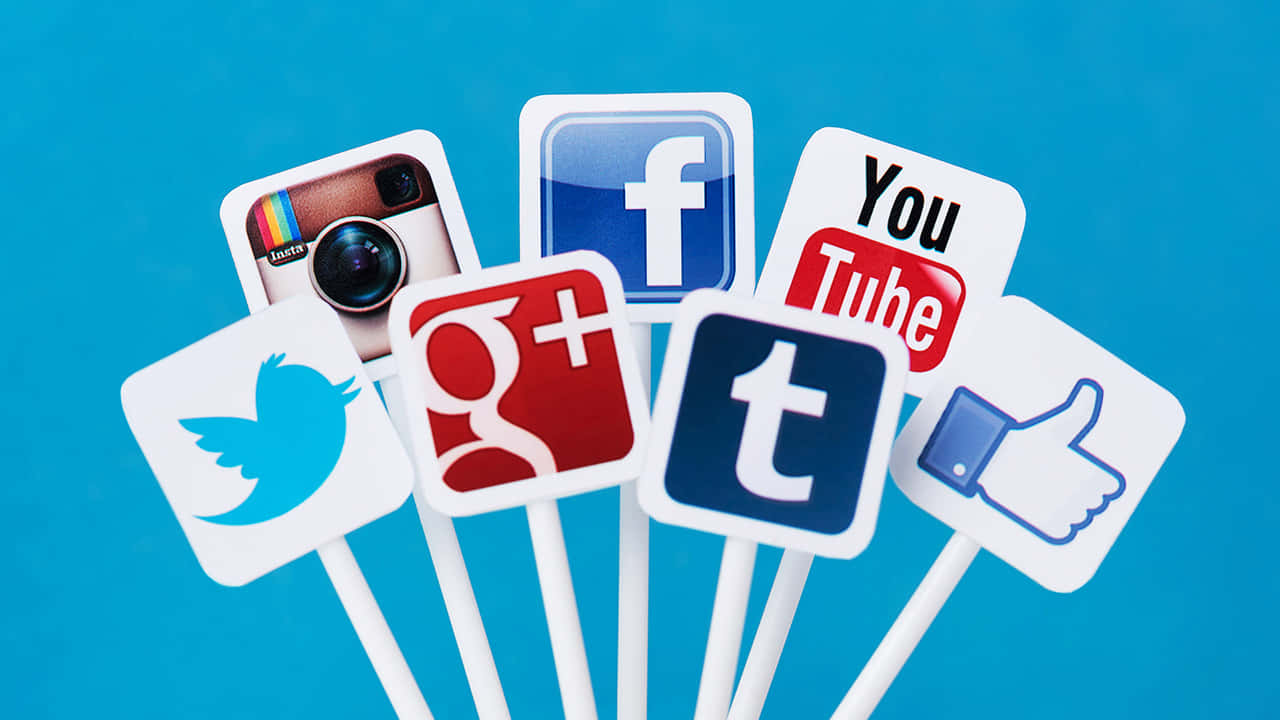 Social Media Logos 桌布 壁紙 — 充滿活力的藍色背景上，白色棒狀物上展示了標誌性的社交媒體標誌，如 Instagram、Twitter、Facebook 和 YouTube。