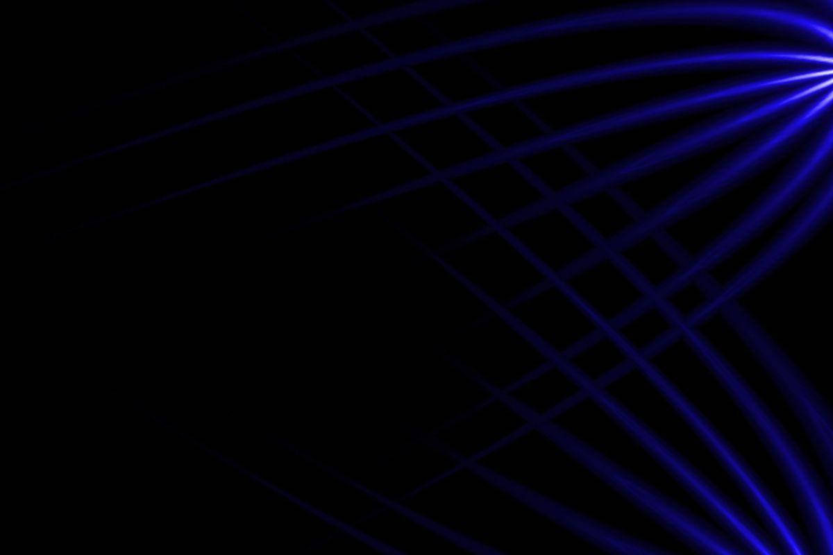 lights 桌布 壁紙 — 充滿活力的藍色雷射光束在深黑色背景上以動態網格圖案相交。