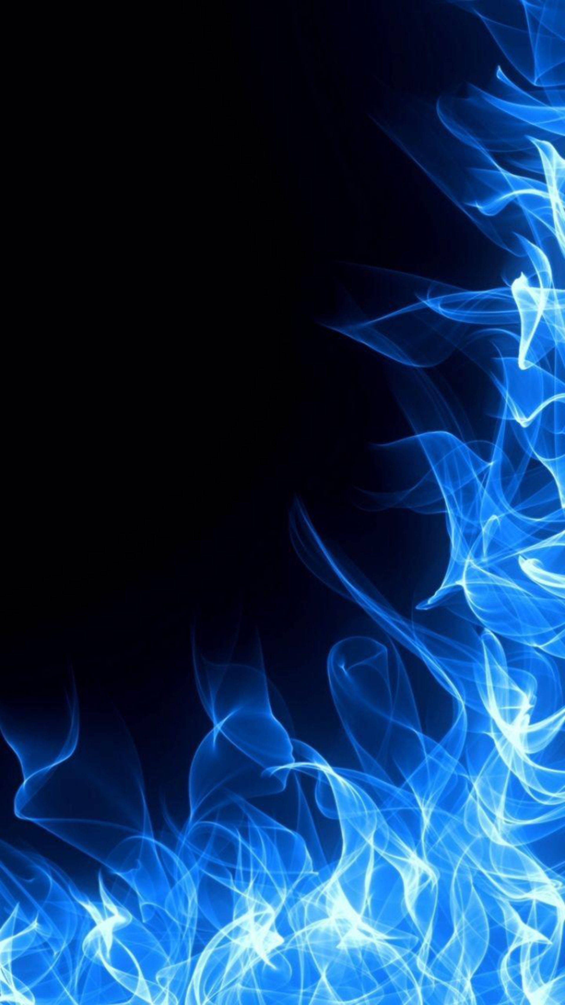 Flame 桌布 壁紙 — 充滿活力的藍色電火焰在深黑色背景上動態旋轉，營造出引人注目的數位抽象效果。
