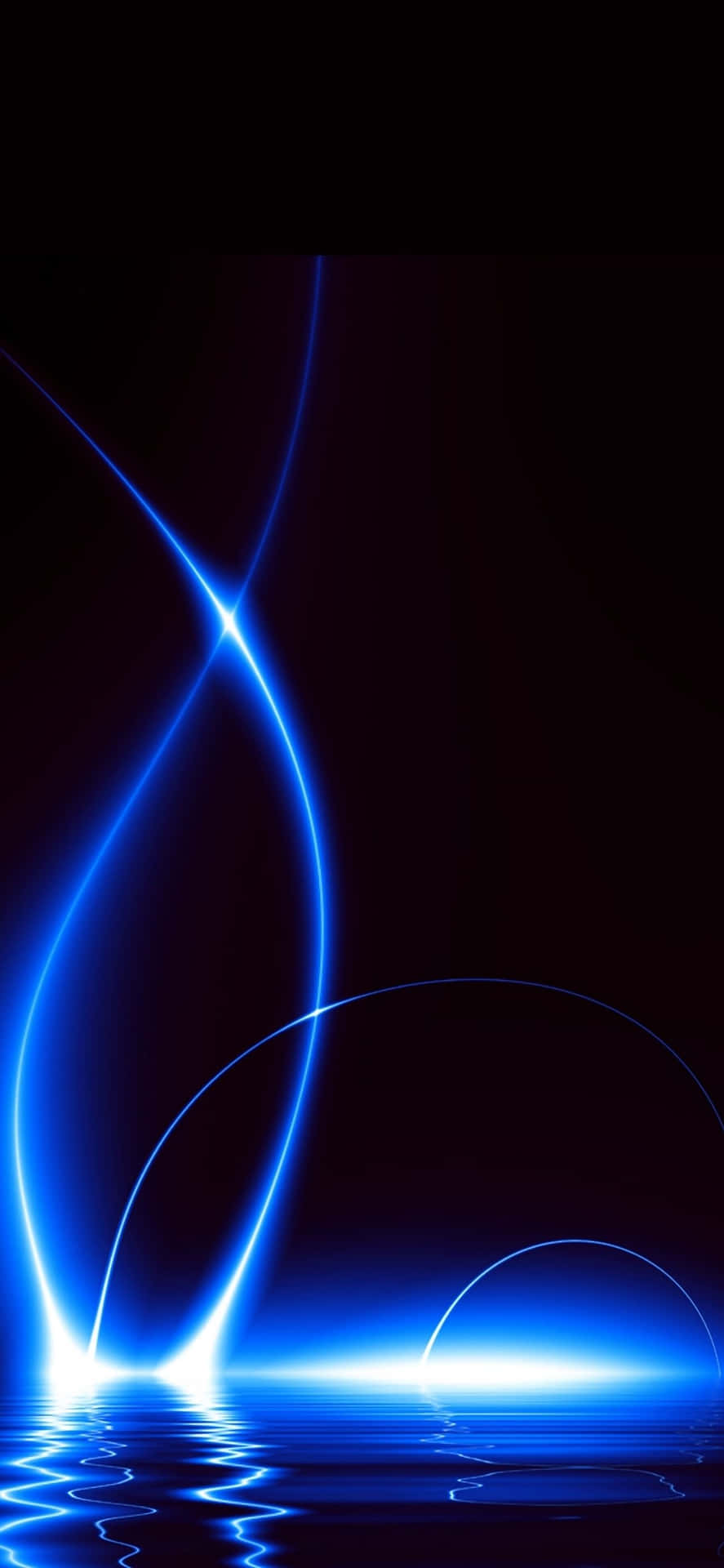 Solid Blue iPhone 桌布 壁紙 — 充滿活力的藍色霓虹燈光軌跡在黑暗的水面上彎曲並反射，營造出未來主義的發光效果。