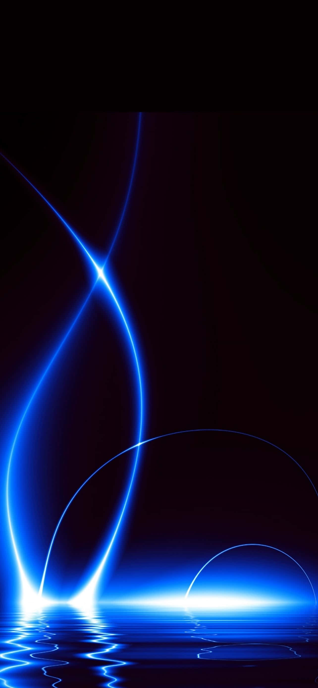 Black And Blue iPhone 桌布 壁紙 — 充滿活力的藍色霓虹燈光軌跡彎曲並在黑暗的水面上反射，營造出未來感發光的抽象場景。