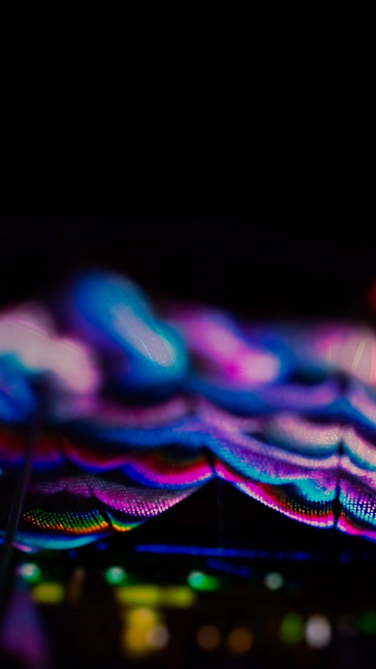 OLED 桌布 壁紙 — 充滿活力的虹彩鱗片在深黑色背景上發出電光藍、粉紅和紫色的光芒。
