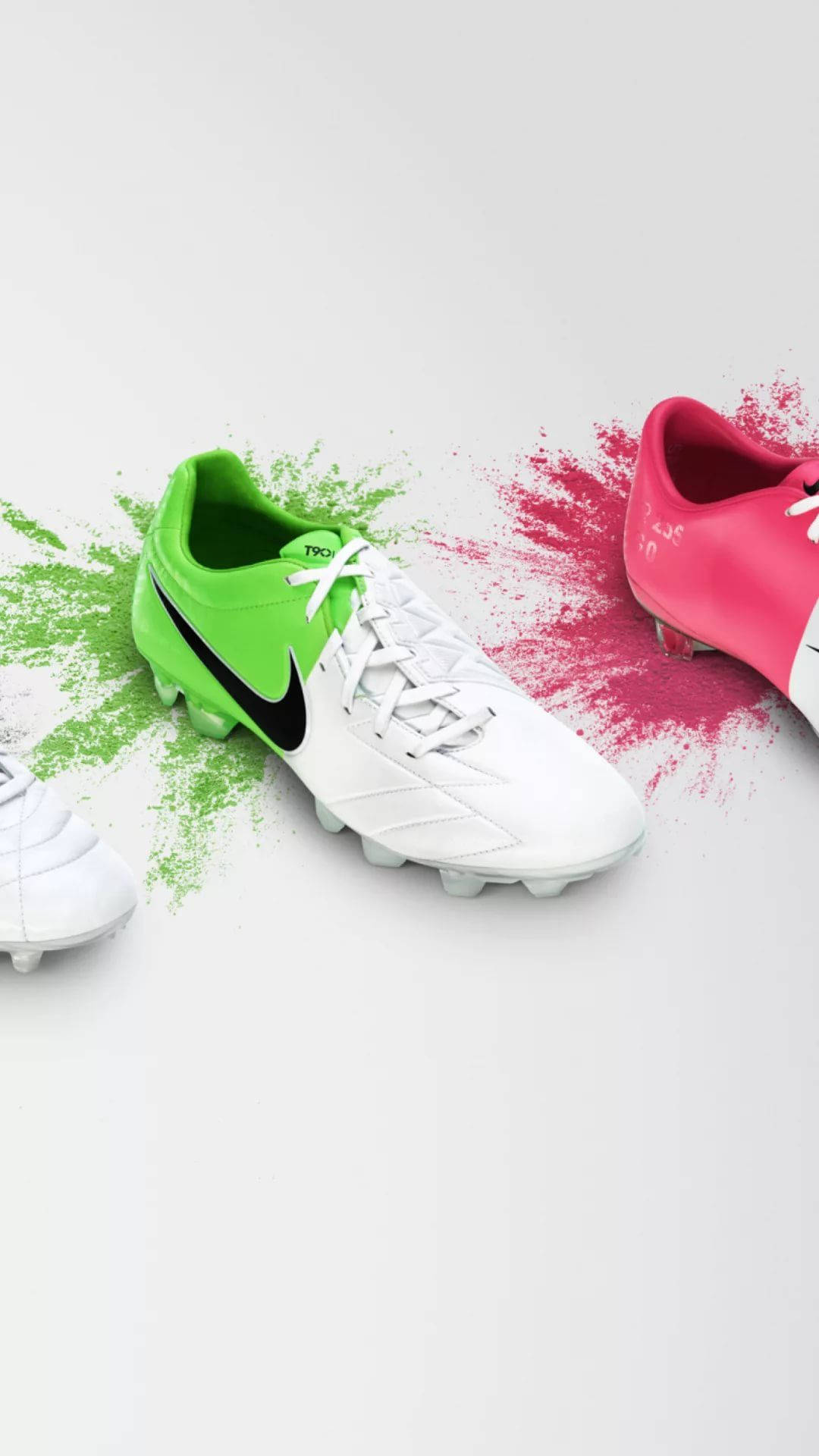Nike iPhone 桌布 壁紙 — 充滿活力的螢光綠色和粉紅色Nike足球鞋在純白色背景上綻放色彩。