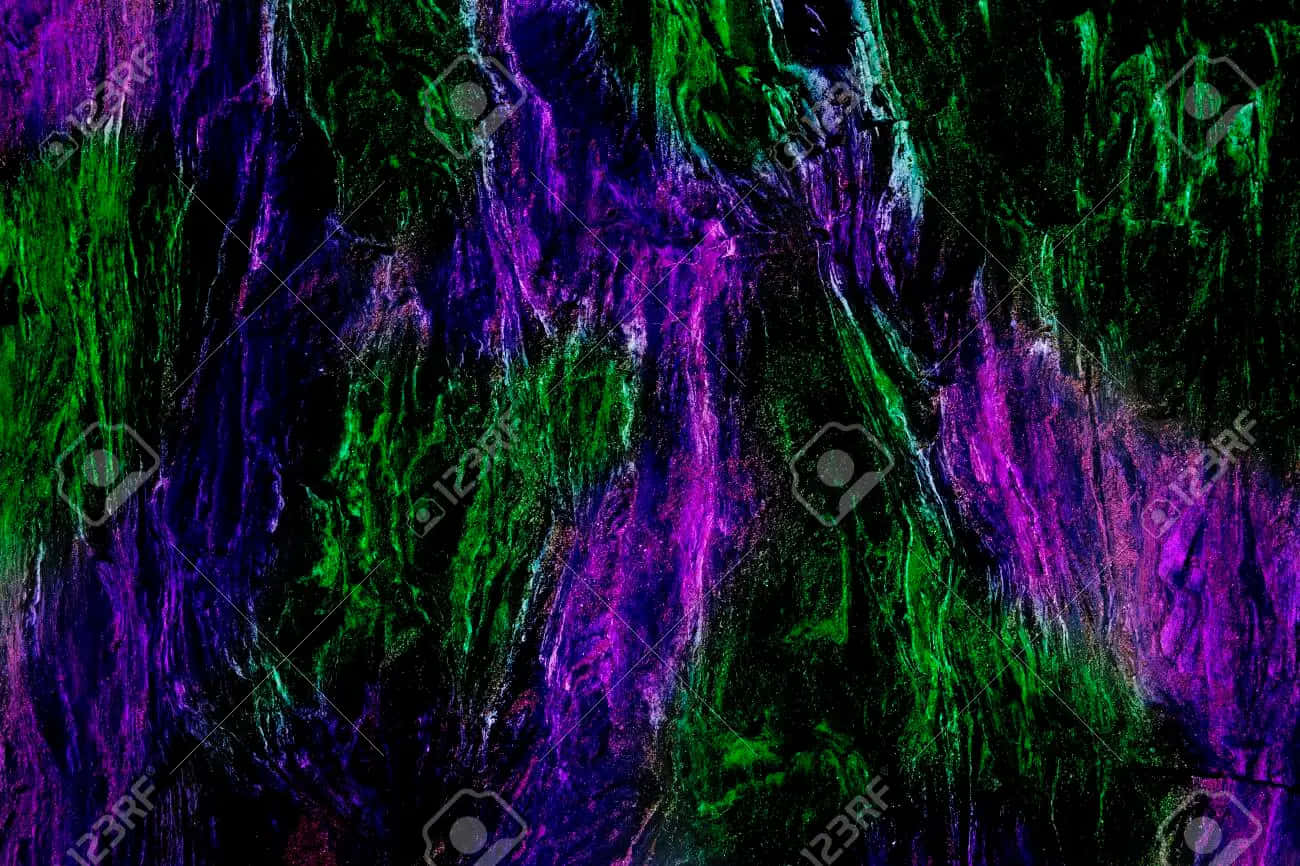 Neon Green And Purple 桌布 壁紙 — 充滿活力的螢光綠色和紫色油漆條紋在深黑色紋理背景上動態流動。