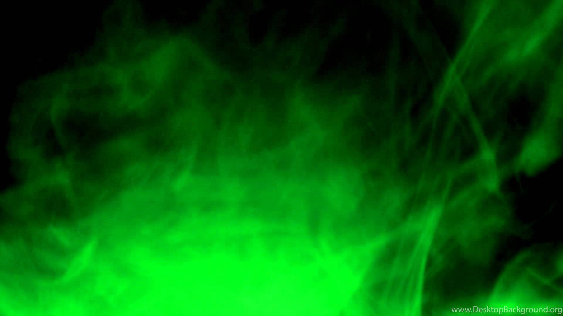 Green Fire 桌布 壁紙 — 充滿活力的螢光綠色煙霧在漆黑的背景下翻騰，營造出空靈的發光效果。