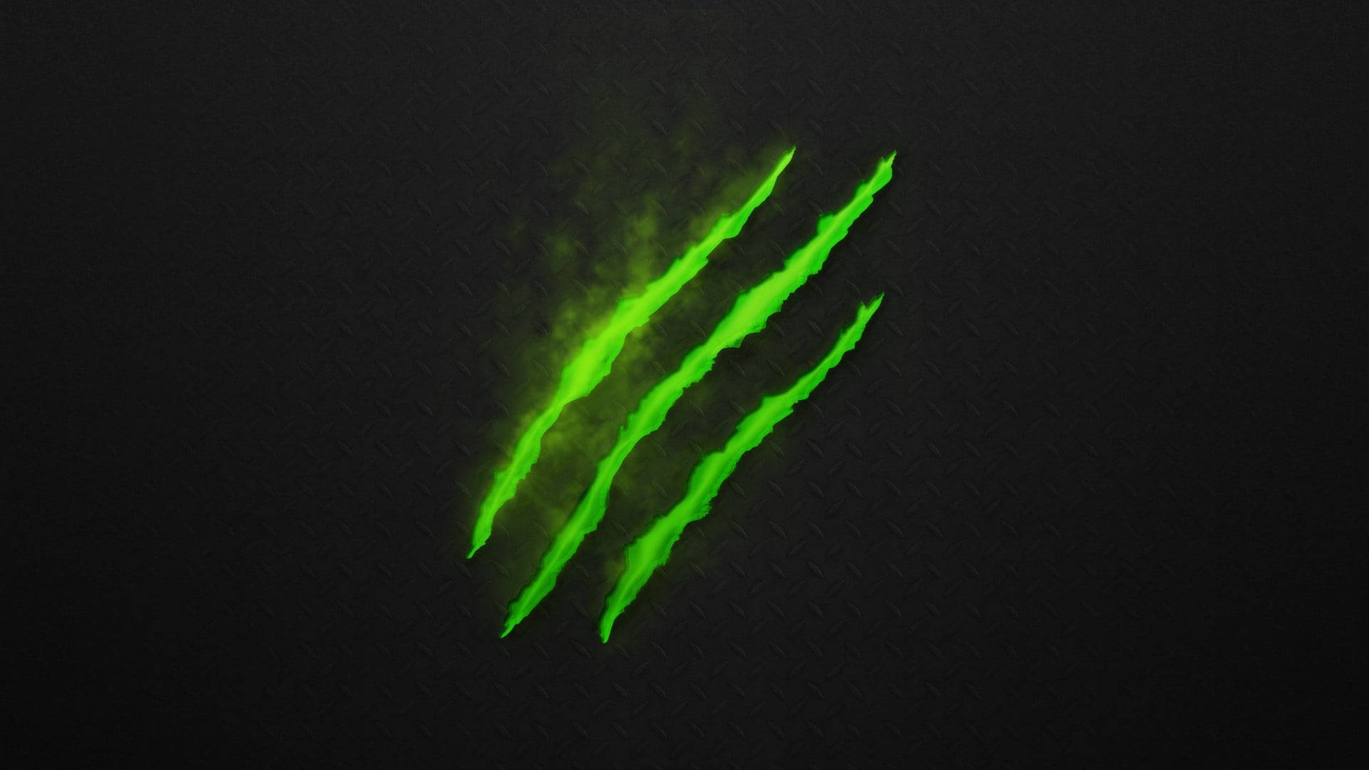 Neon Green Aesthetic 桌布 壁紙 — 充滿活力的螢光綠色爪痕在帶有紋理的黑色金屬背景上發光。