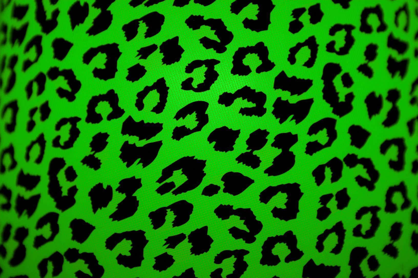 Animal Print 桌布 壁紙 — 充滿活力的螢光綠色背景，帶有醒目的黑色豹紋斑點，形成重複圖案。