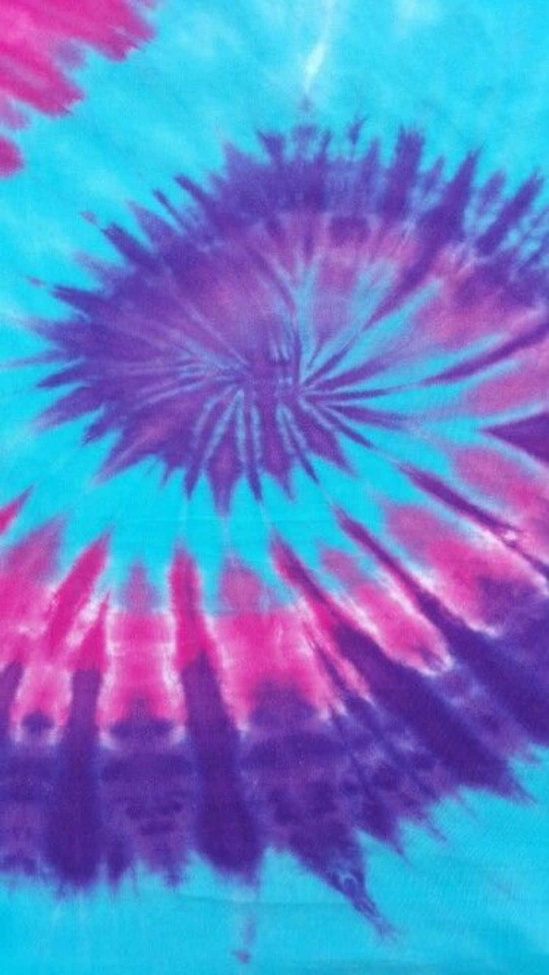 Purple Tie Dye 桌布 壁紙 — 充滿活力的螺旋紮染圖案從中心向外輻射，呈現電光藍、粉紅和深紫色調。