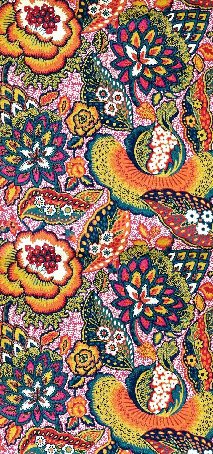 iPhone 桌布 壁紙 — 充滿活力的蠟染風格花卉圖案，在粉紅色紋理背景上呈現大膽色彩和複雜細節。