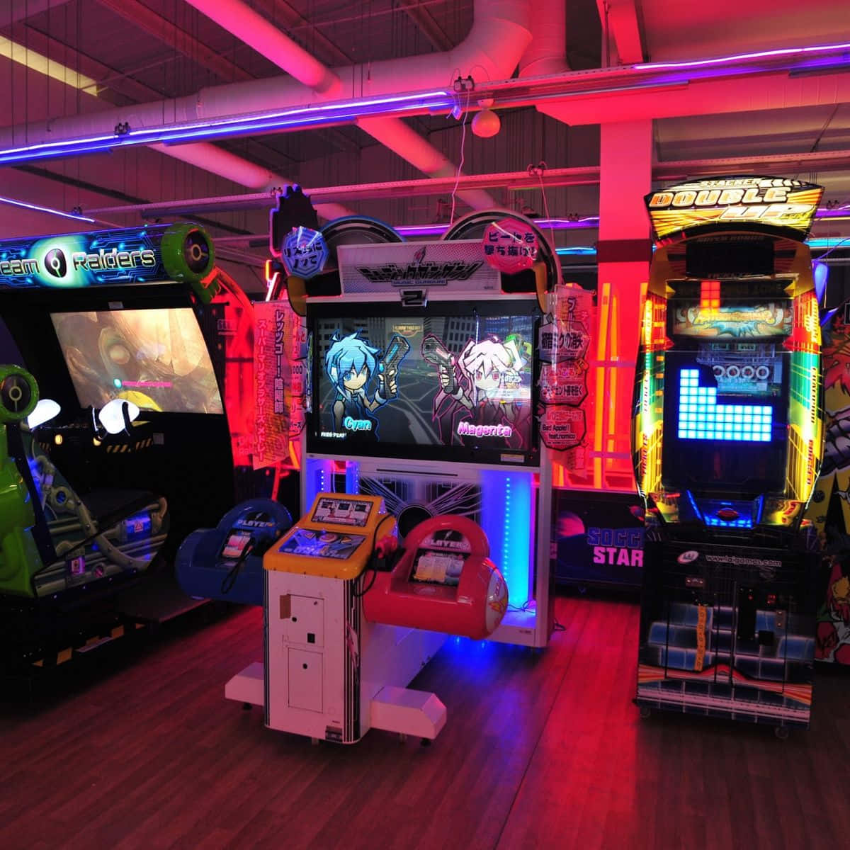 Arcade Games 桌布 壁紙 — 充滿活力的街機在霓虹燈下閃耀，位於一個充滿彩色螢幕和復古氛圍的熱鬧遊戲廳。