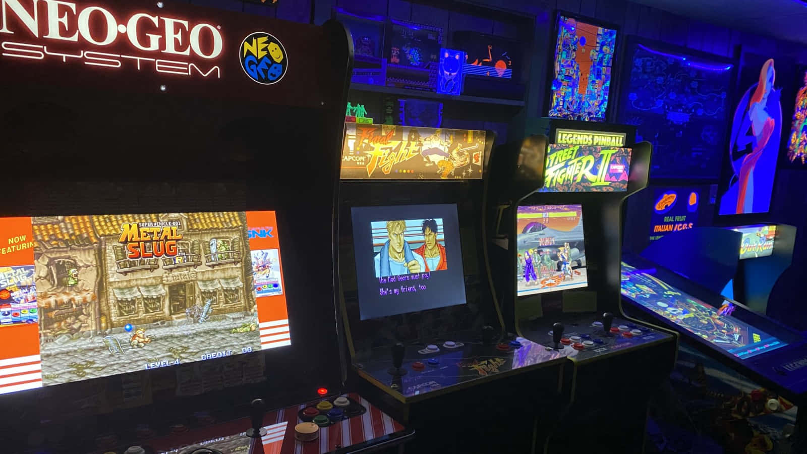 Arcade Games 桌布 壁紙 — 充滿活力的街機在霓虹燈下閃耀，展示經典遊戲如《Metal Slug》和《The King of Fighters II》。