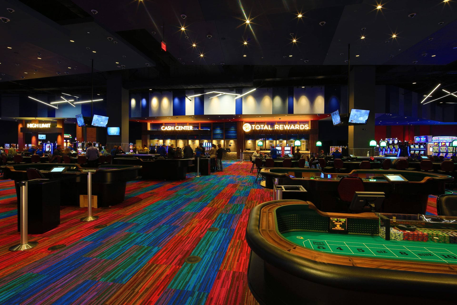 Poker 桌布 壁紙 — 充滿活力的賭場內部，鋪有彩色條紋地毯，在星形天花板燈光下閃爍著老虎機。