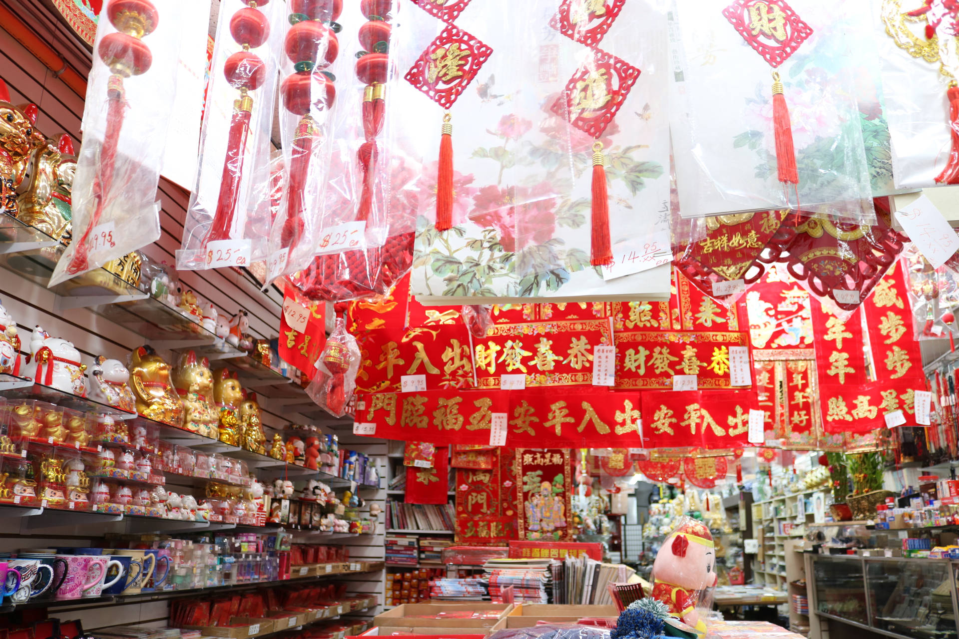 店舖正面堆滿農曆新年紅色燈籠、金色雕像和節日裝飾。 — 費城老鷹 壁紙