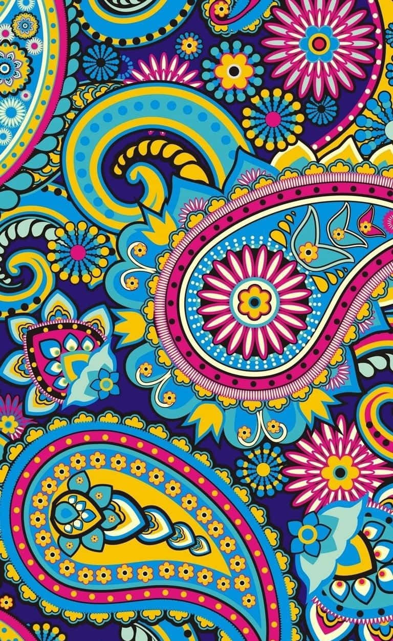 Paisley 桌布 壁紙 — 充滿活力的迷幻佩斯利圖案，在深紫色背景上帶有電光藍、粉紅和黃色的醒目花卉漩渦。