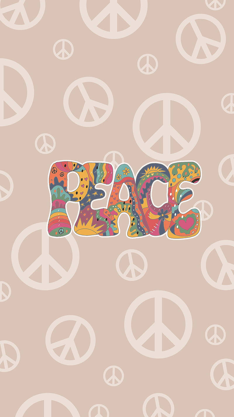 Peace Symbol 桌布 壁紙 — 充滿活力的迷幻和平標誌壁紙，帶有彩色「PEACE」文字和重複的白色符號，背景為米色。