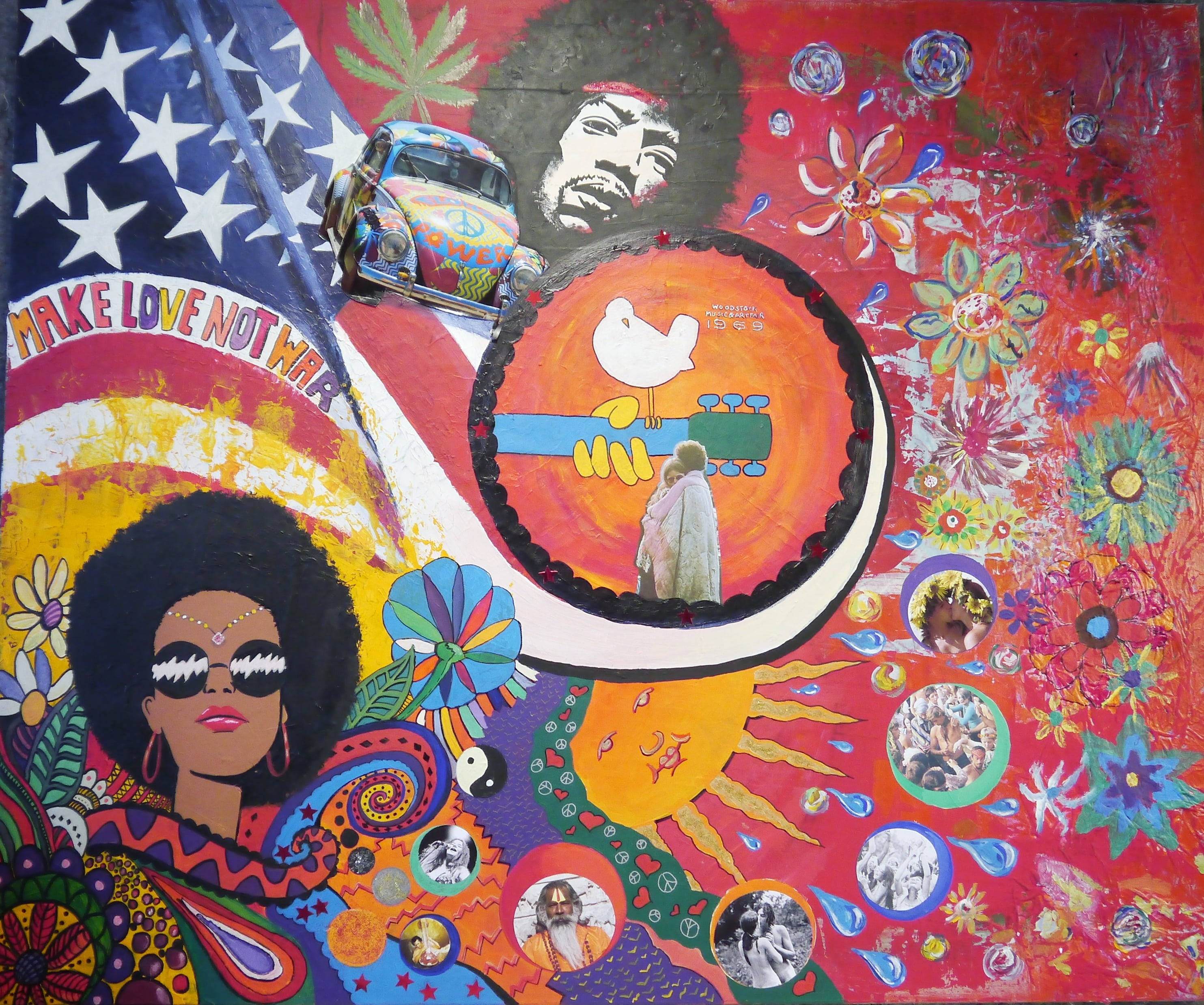 Woodstock 桌布 壁紙 — 充滿活力的迷幻壁畫，在紅色背景上綻放著花朵、和平標誌和標誌性的60年代圖像。