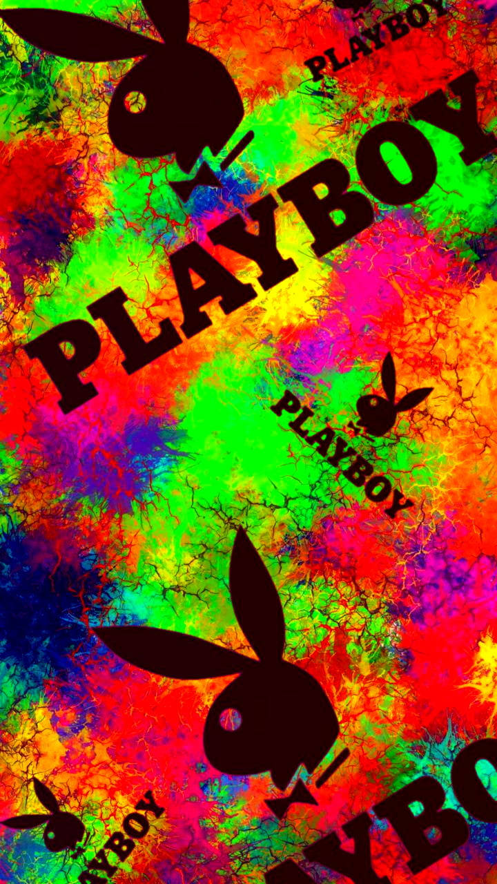 花花公子 桌布 壁紙 — 充滿活力的迷幻潑濺背景，帶有重複的黑色Playboy兔子標誌和粗體文字。