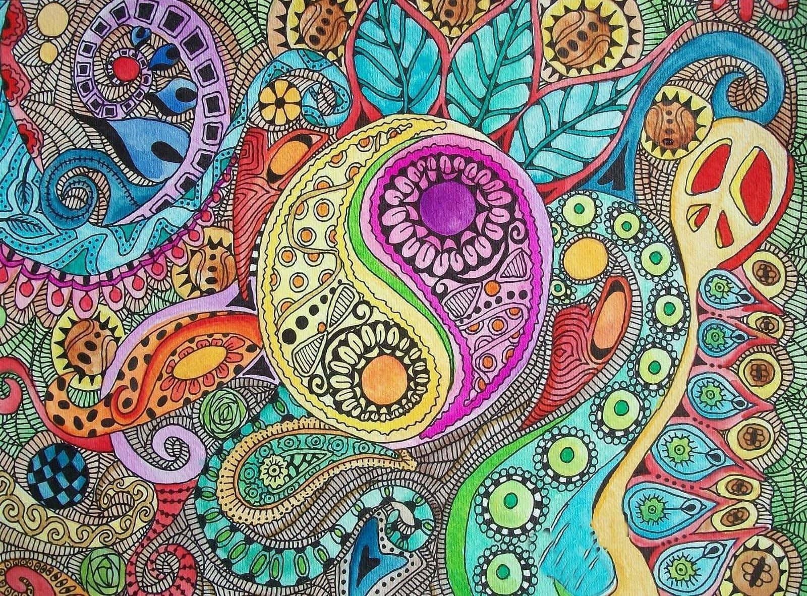 嬉皮 桌布 壁紙 — 充滿活力的迷幻藝術品，中央有陰陽符號，周圍環繞著旋轉的佩斯利圖案和複雜的塗鴉，色彩大膽。