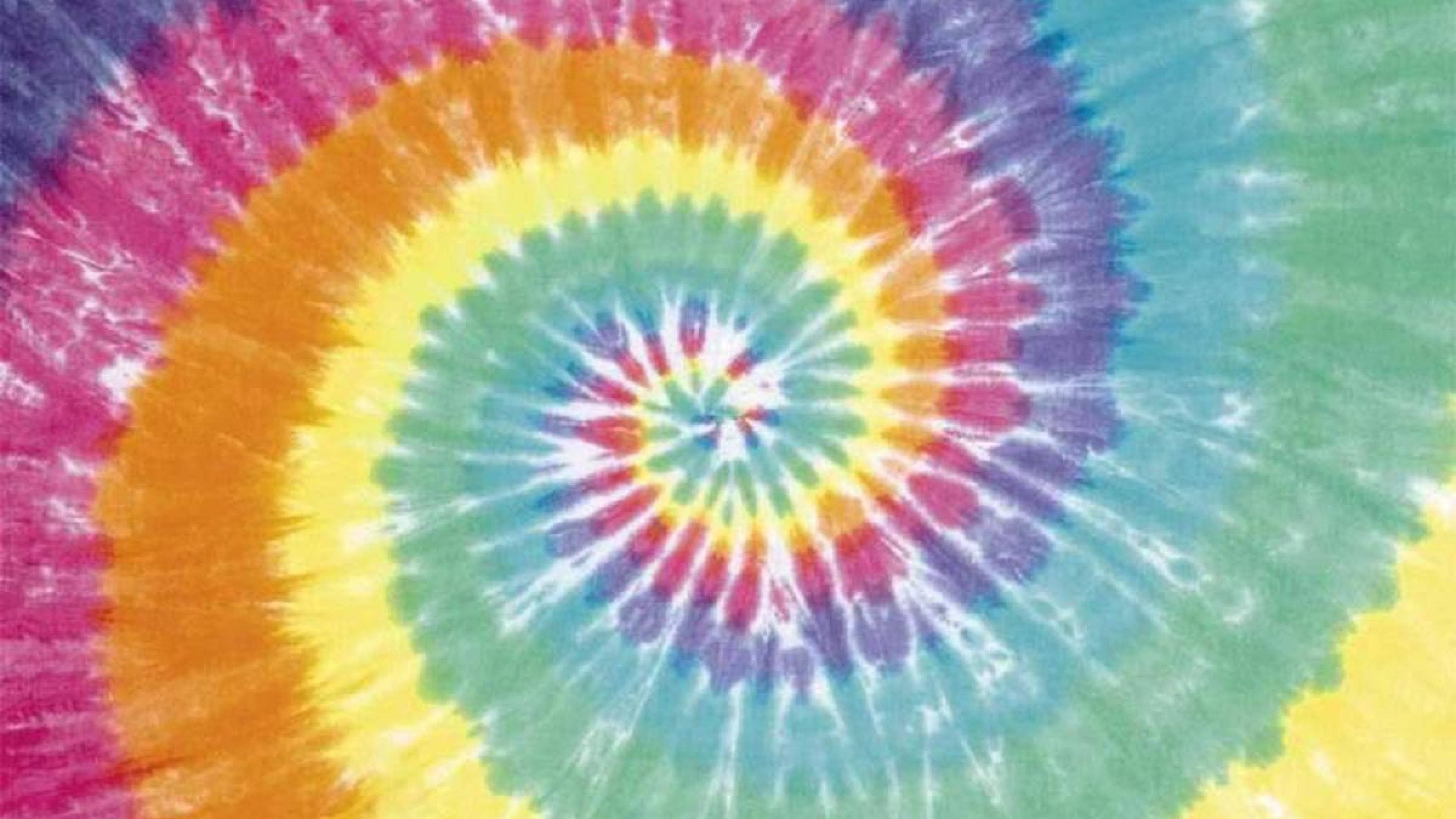 彩虹 桌布 壁紙 — 充滿活力的迷幻螺旋紮染圖案向外輻射，帶有彩虹色調和白色條紋。