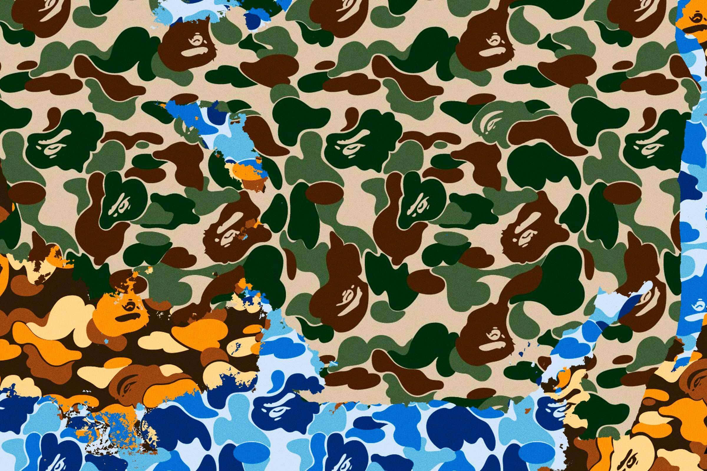 Bape 動態 桌布 壁紙 — 充滿活力的迷彩圖案壁紙，具有重複的猿頭圖案，顏色有綠色、棕色、米色、藍色和橙色。