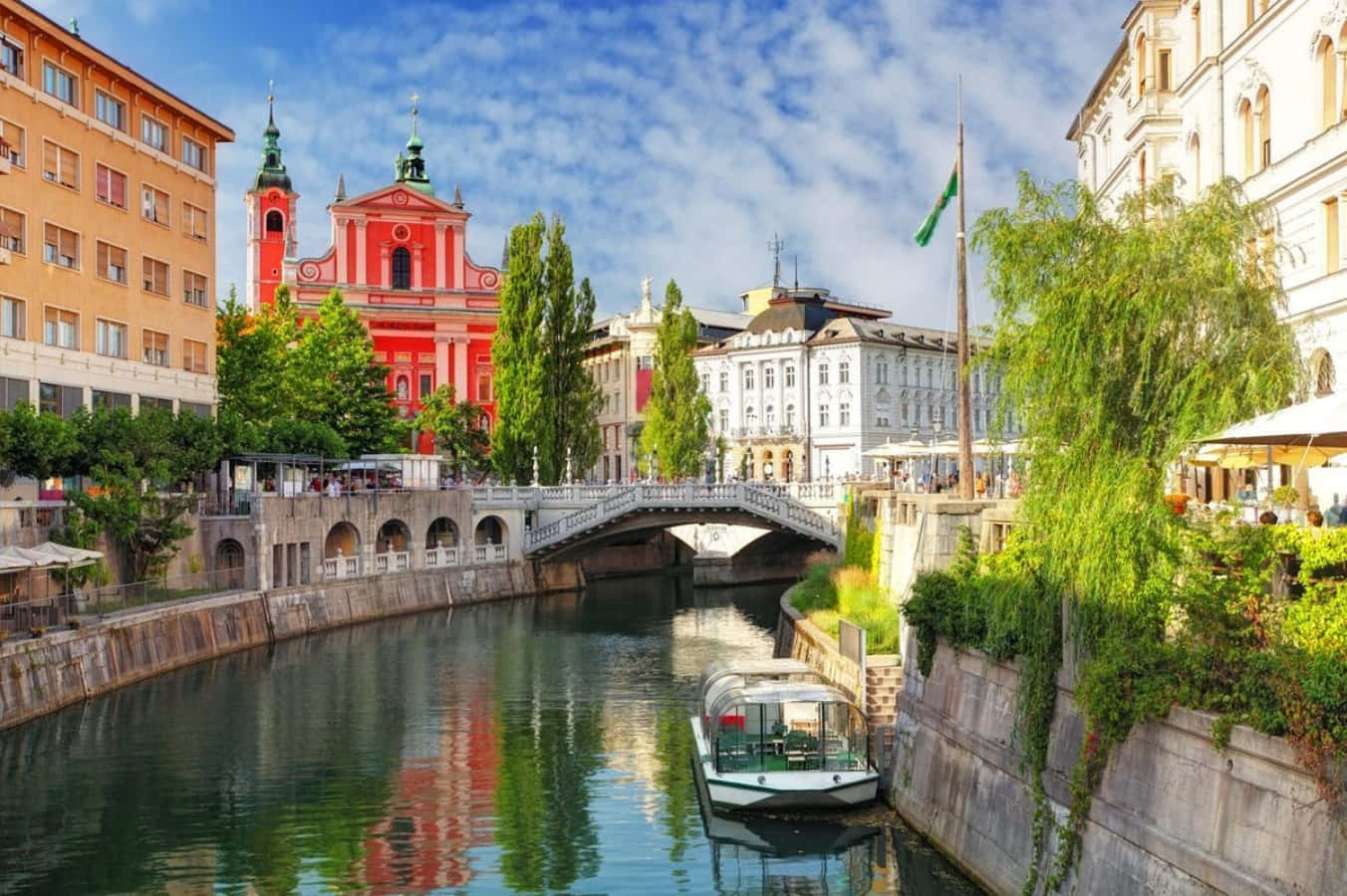Europe 桌布 壁紙 — 充滿活力的運河場景，有紅色教堂、拱橋和船隻，藍天白雲。