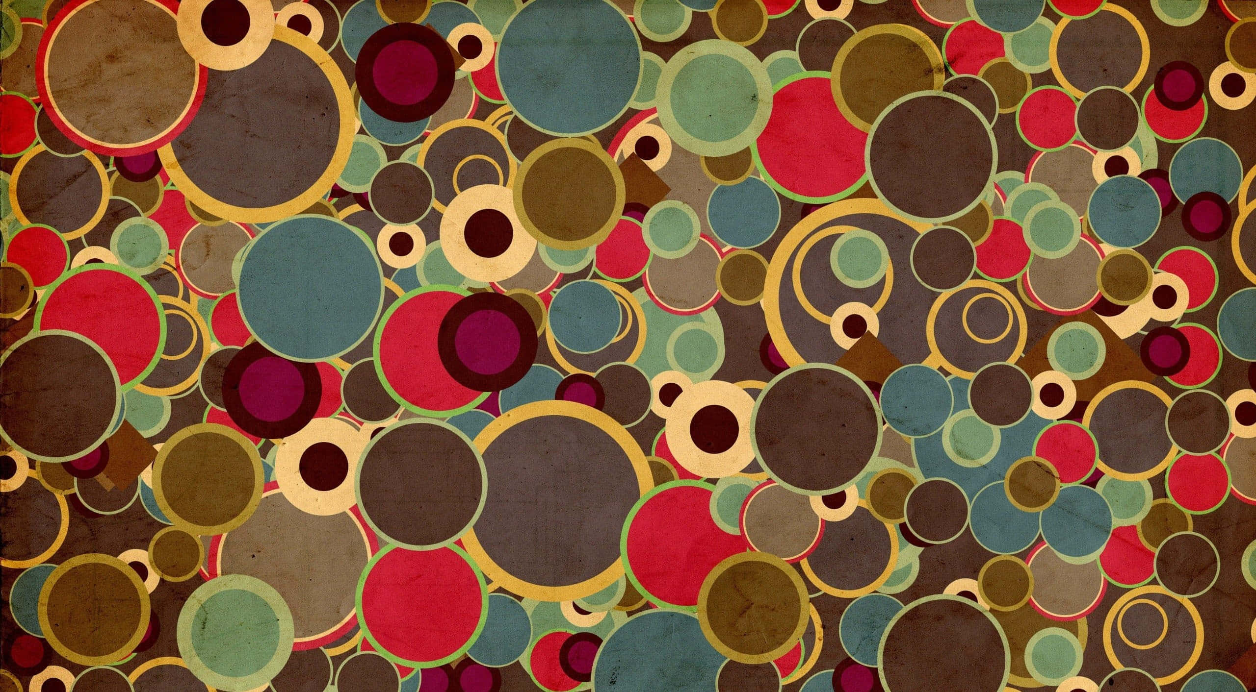 Psychedelic 70s Aesthetic 桌布 壁紙 — 充滿活力的重疊圓圈，以紅色、藍綠色、棕色和金色組成，營造出動態紋理抽象圖案。