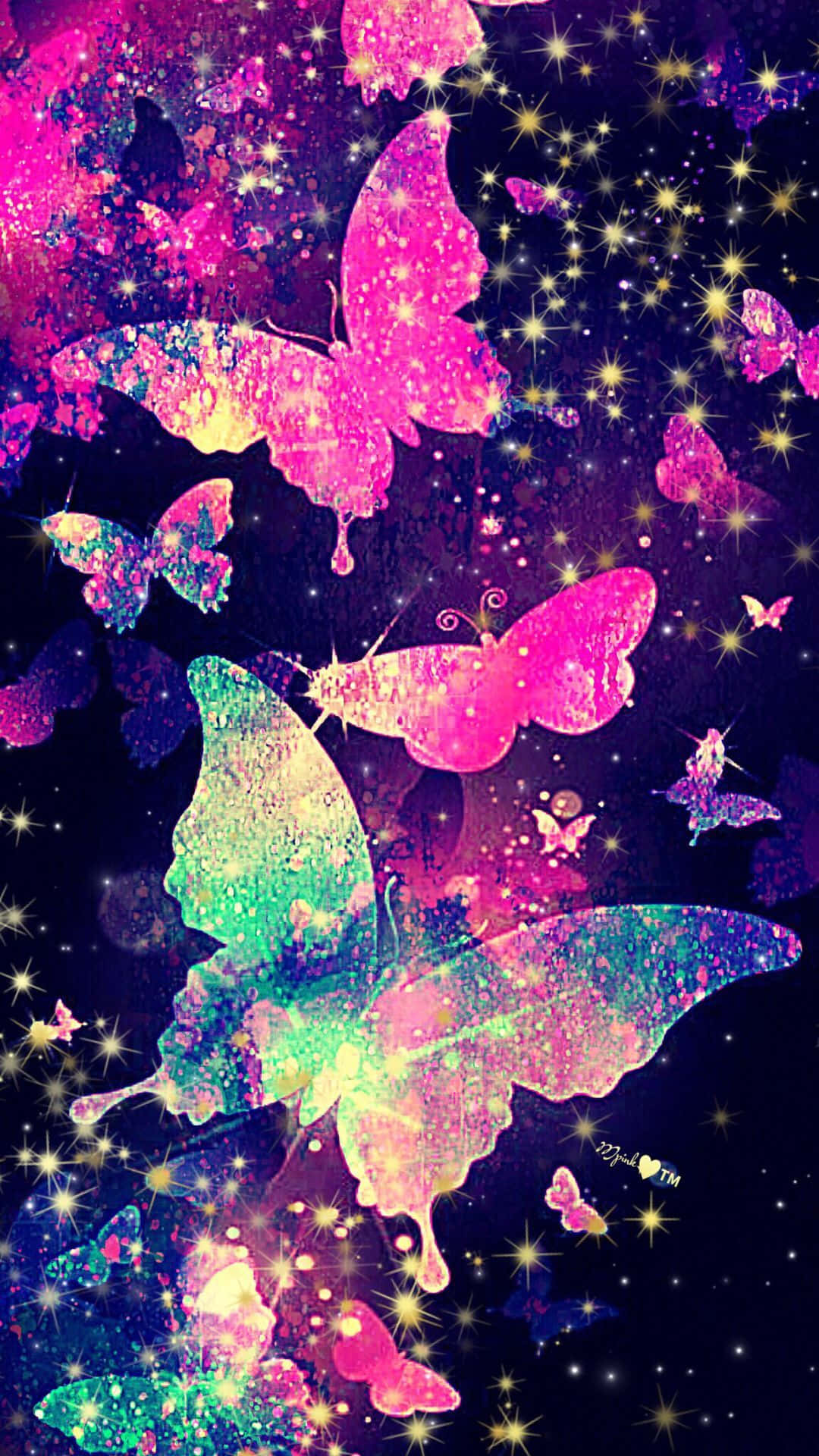 Glitter Butterfly 桌布 壁紙 — 充滿活力的閃亮蝴蝶，以粉紅、綠色和紫色，翱翔於繁星點點的宇宙夜空。