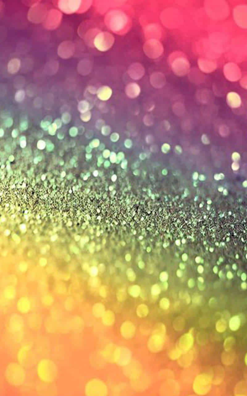 Rainbow Glitter 桌布 壁紙 — 充滿活力的閃爍彩虹色漸變，搭配散景燈光，營造出閃閃發光的抽象背景。