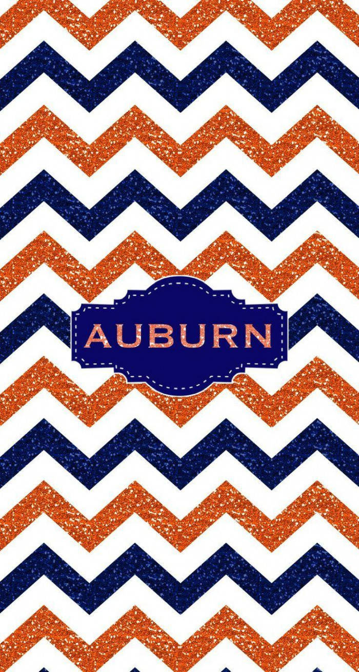 college 桌布 壁紙 — 充滿活力的閃粉人字形圖案，橙色和海軍藍色，中央有 'AUBURN' 標誌。