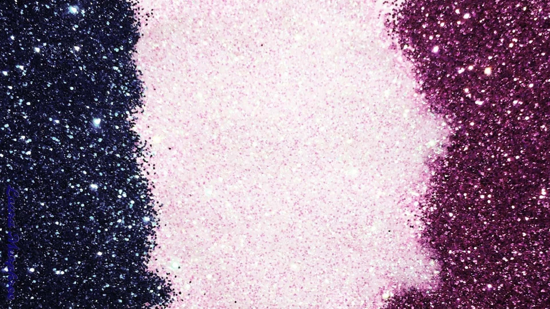 High Resolution Glitter 桌布 壁紙 — 充滿活力的閃粉漸層從深藍色流到柔和的粉紅色再到豐富的洋紅色，閃爍著細微閃光粒子。