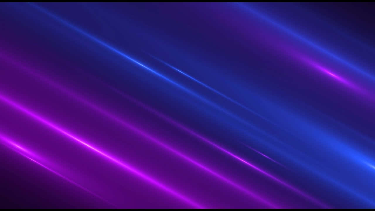 Purple And Blue 桌布 壁紙 — 充滿活力的電光藍和洋紅色斜紋光線在深色漸變背景上放射。