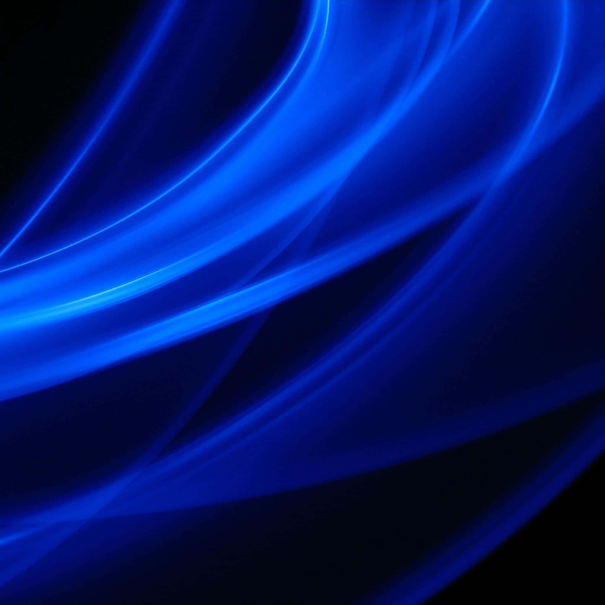 Blue Screen 桌布 壁紙 — 充滿活力的電光藍色光線在深黑色背景上動態流動，形成迷人的抽象圖案。