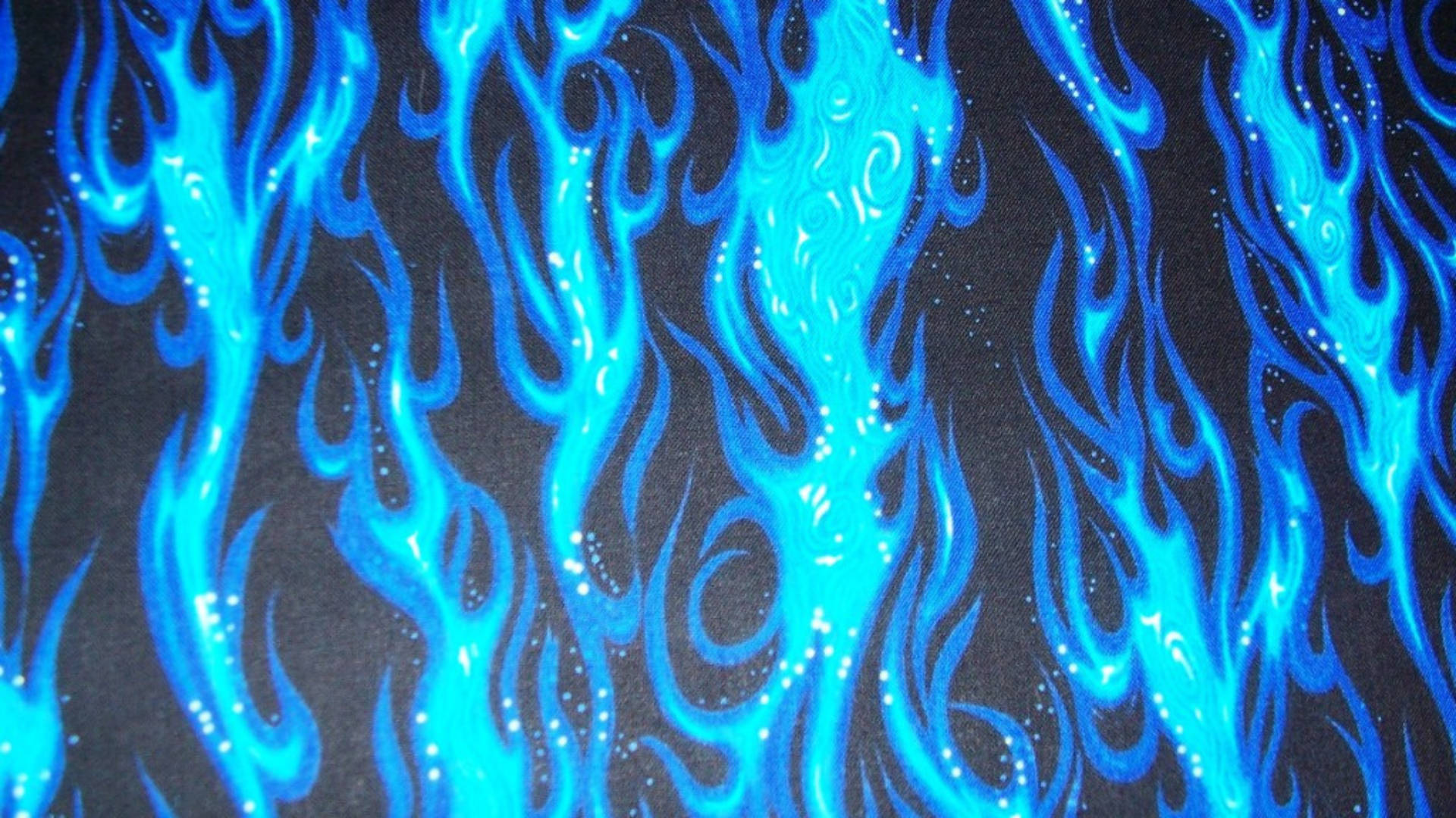 Flames 桌布 壁紙 — 充滿活力的電光藍色火焰圖案，帶有白色斑點，在深色紋理背景上動態升起。