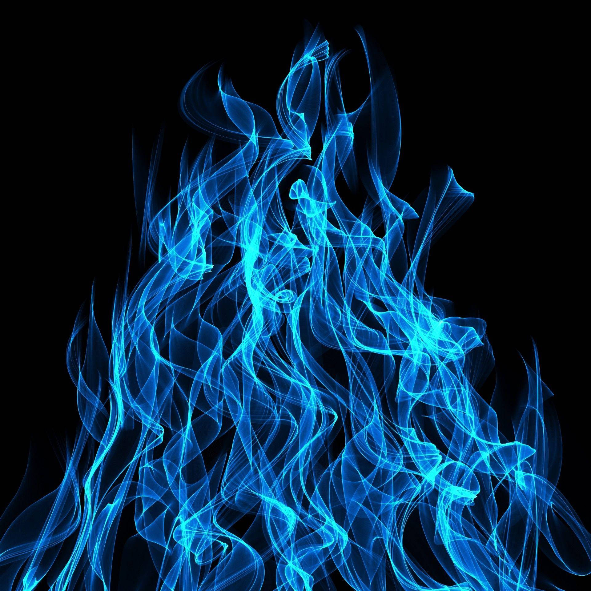 Flame 桌布 壁紙 — 充滿活力的電光藍色火焰在純黑色背景上扭轉和湧動，形成動態的數位抽象。
