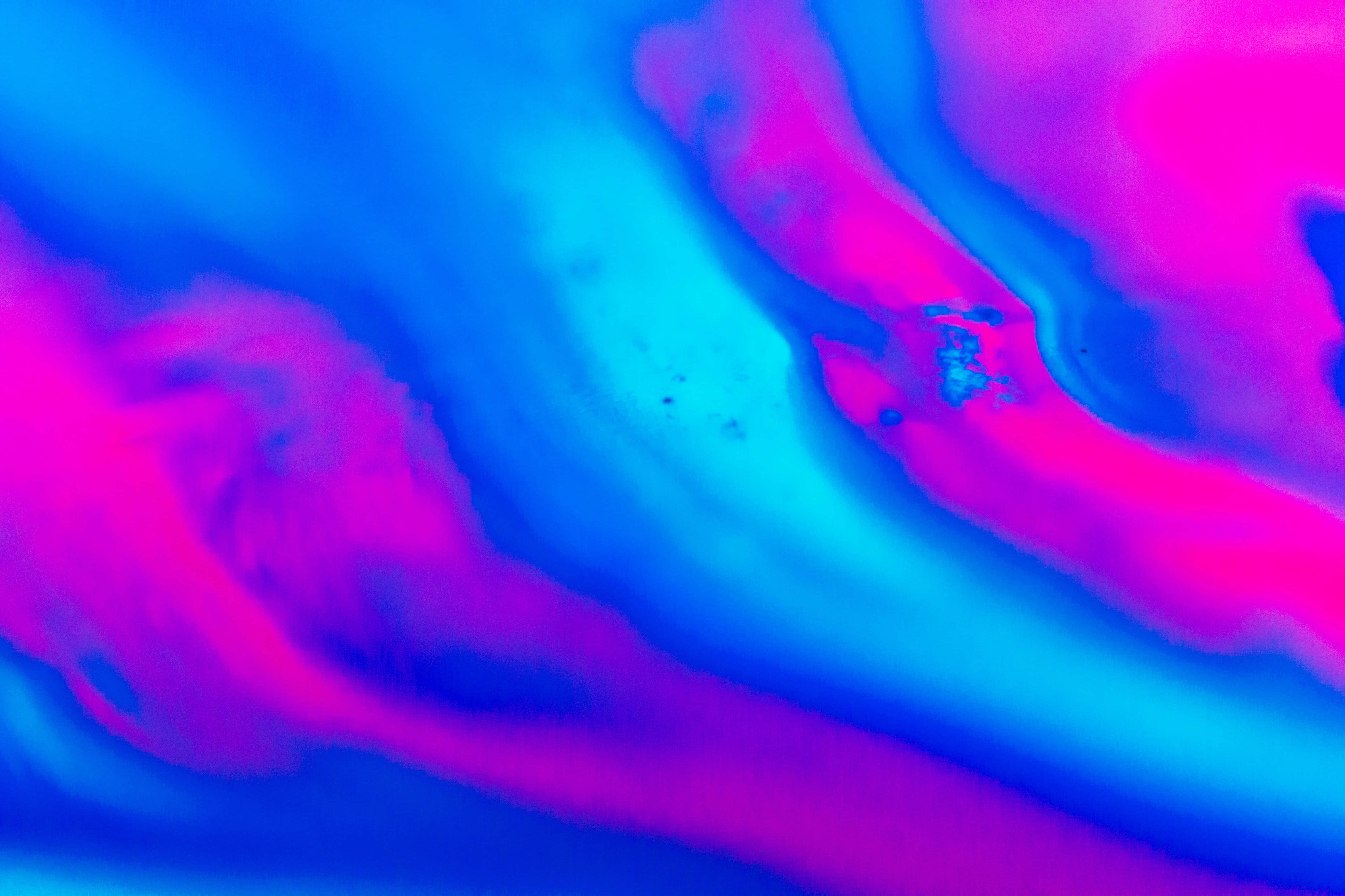 Aesthetic Abstract 桌布 壁紙 — 充滿活力的電藍色和洋紅色抽象漩渦在迷人的數位漸變中流暢融合。