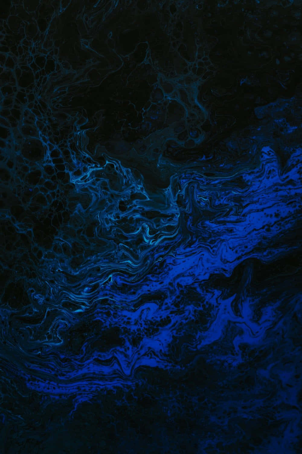 Dark Blue Pattern 桌布 壁紙 — 充滿活力的電藍色液體漩渦在深黑色背景上形成抽象的宇宙運動。