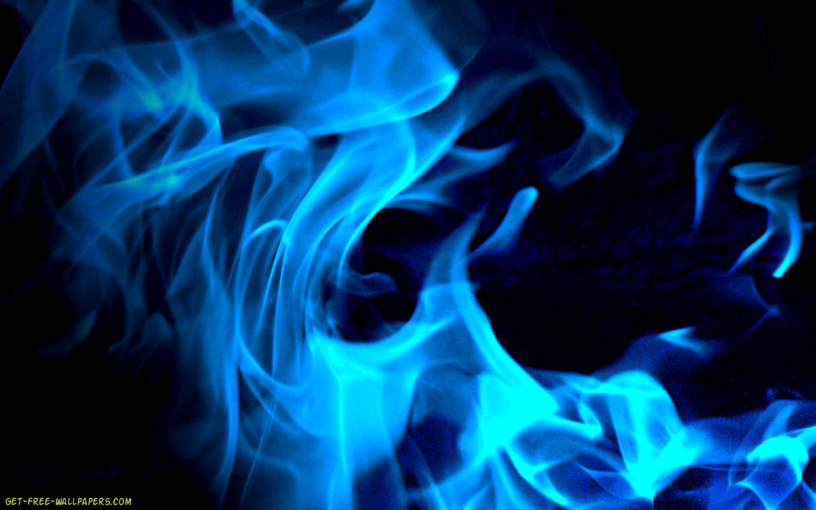 Blue Flames 桌布 壁紙 — 充滿活力的電藍色火焰在深黑色背景上扭曲和捲曲，營造出迷人的抽象火焰效果。