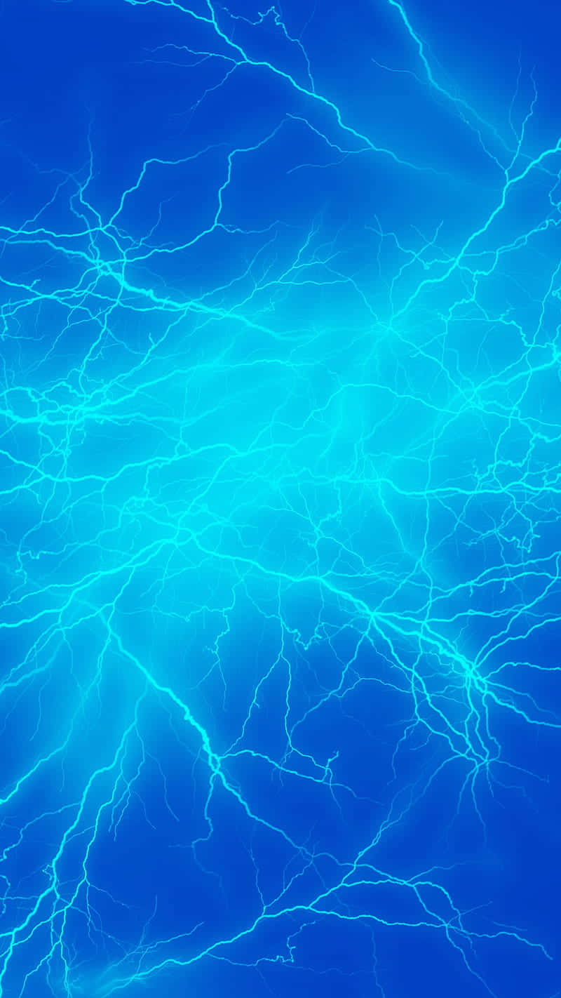 Energy 桌布 壁紙 — 充滿活力的電藍色閃電在從深青色到亮青色的漸變天空中劈啪作響。