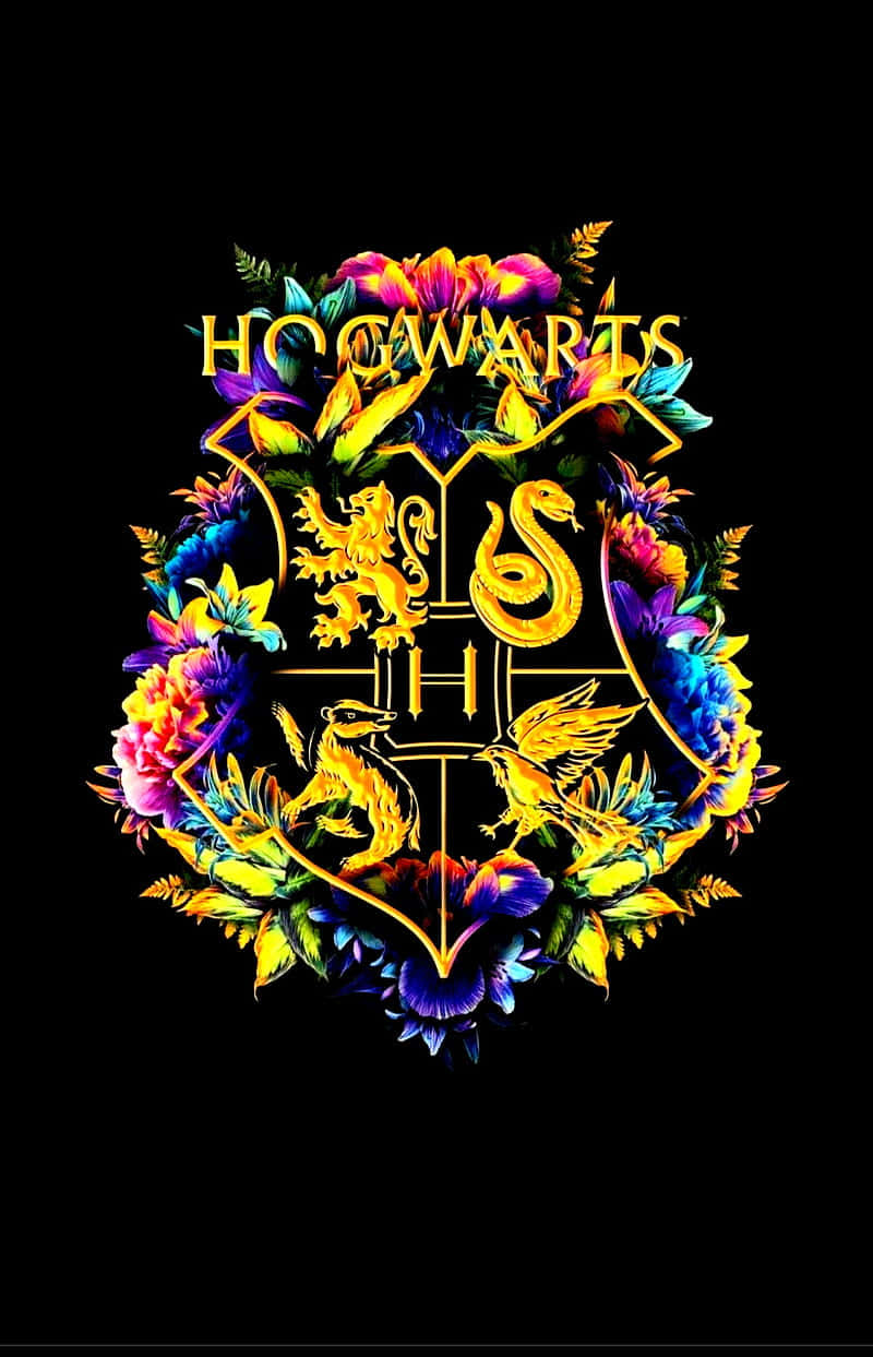 Hogwarts Crest 桌布 壁紙 — 充滿活力的霍格華茲徽章，飾有發光的花朵和神話生物，背景為黑色。