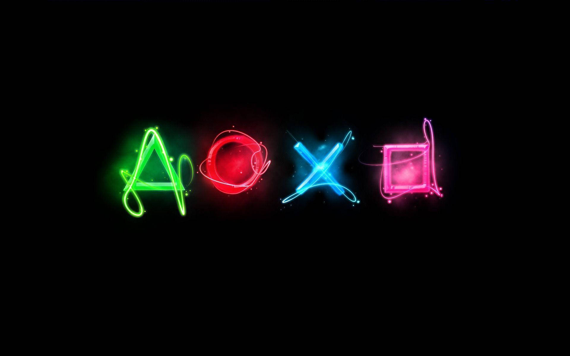 PlayStation 桌布 壁紙 — 充滿活力的霓虹 PlayStation 標誌符號在漆黑背景上發光，帶有電光軌跡和火花。