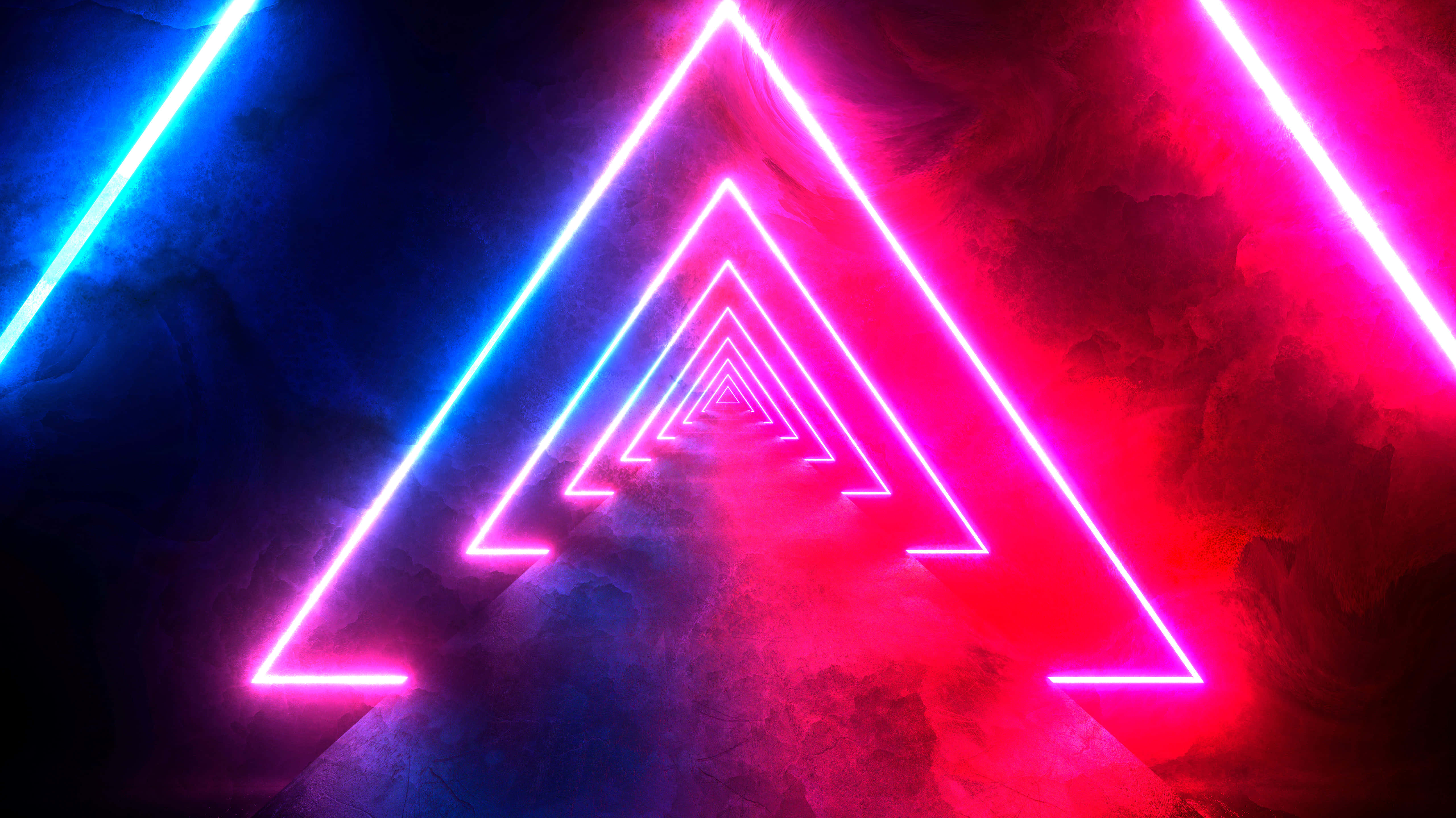 Shapes 桌布 壁紙 — 充滿活力的霓虹三角形在煙霧瀰漫的黑暗中形成一條發光的隧道，帶有電光藍和熱粉紅色調。