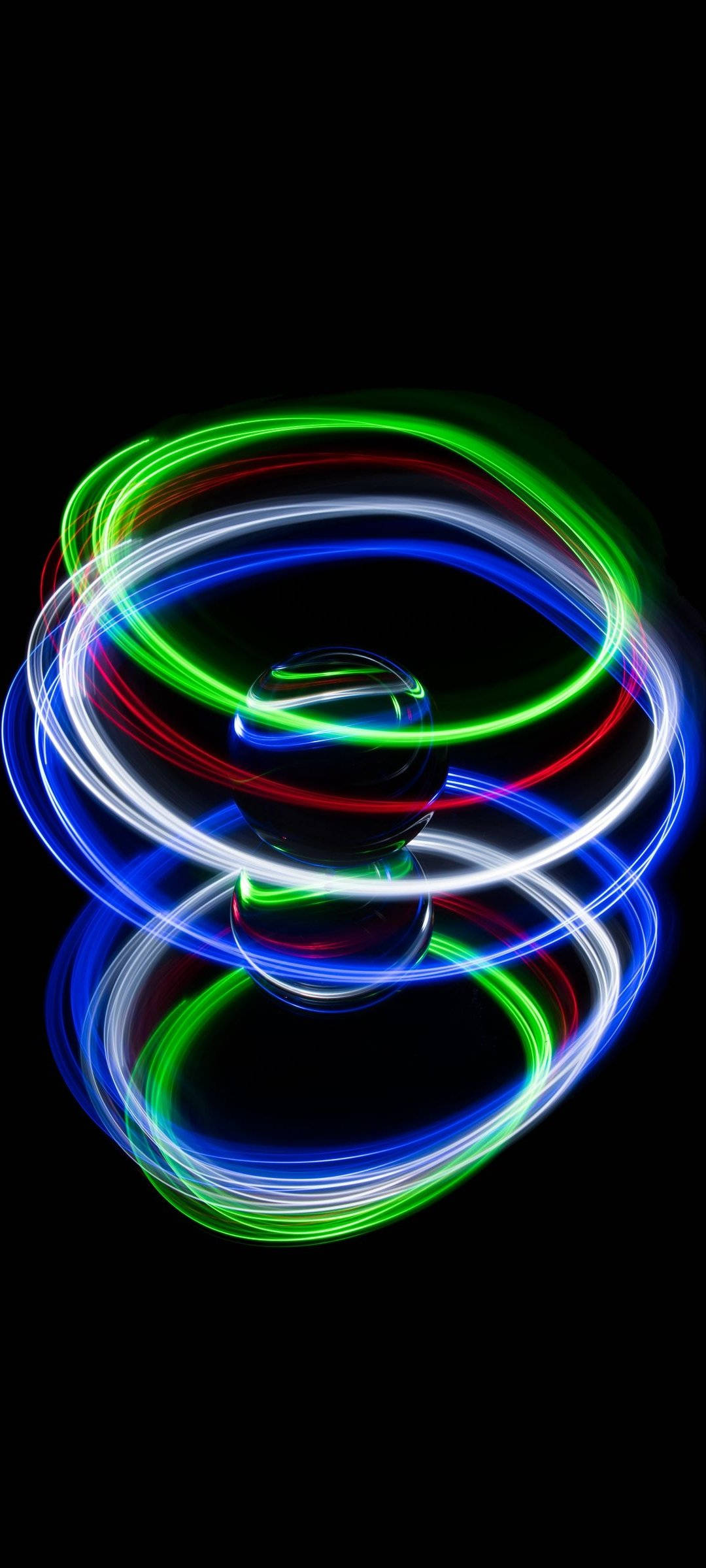 Neon Phone 桌布 壁紙 — 充滿活力的霓虹光軌在純黑色背景上圍繞中央暗色球體形成發光圓圈旋轉。