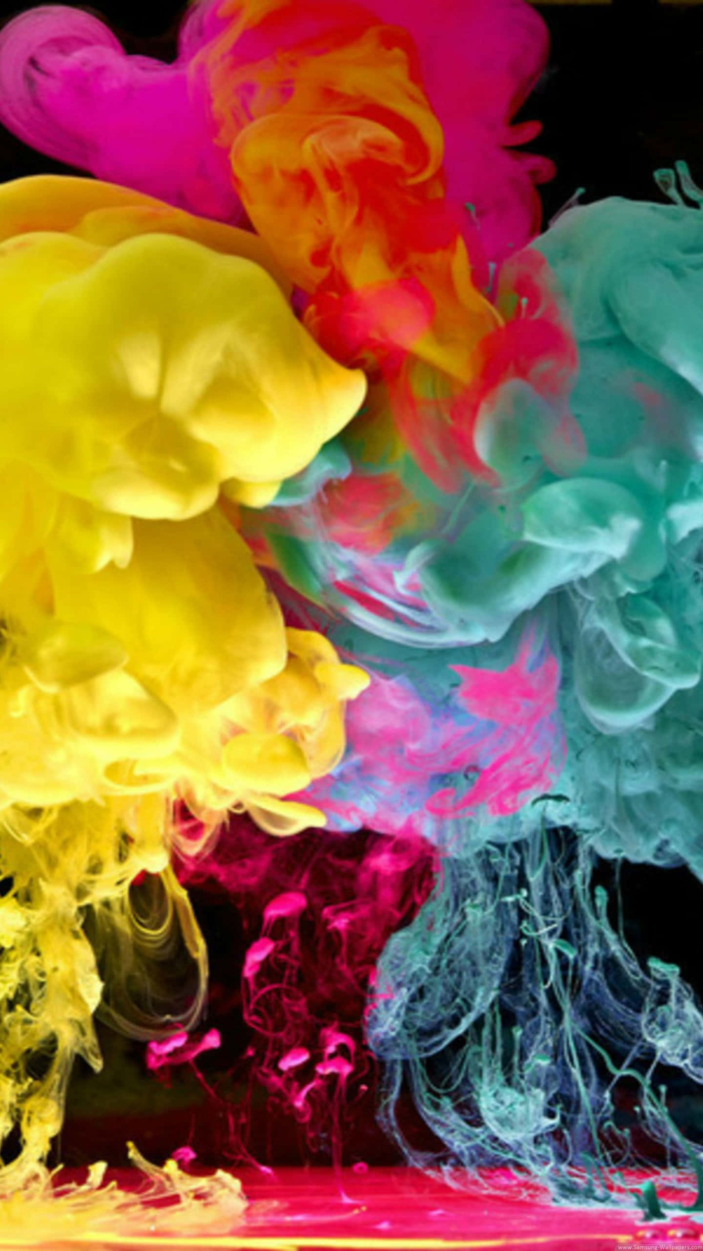 Colorful Smoke 桌布 壁紙 — 充滿活力的霓虹墨水在漆黑的背景上旋轉碰撞，形成動態的色彩爆炸。