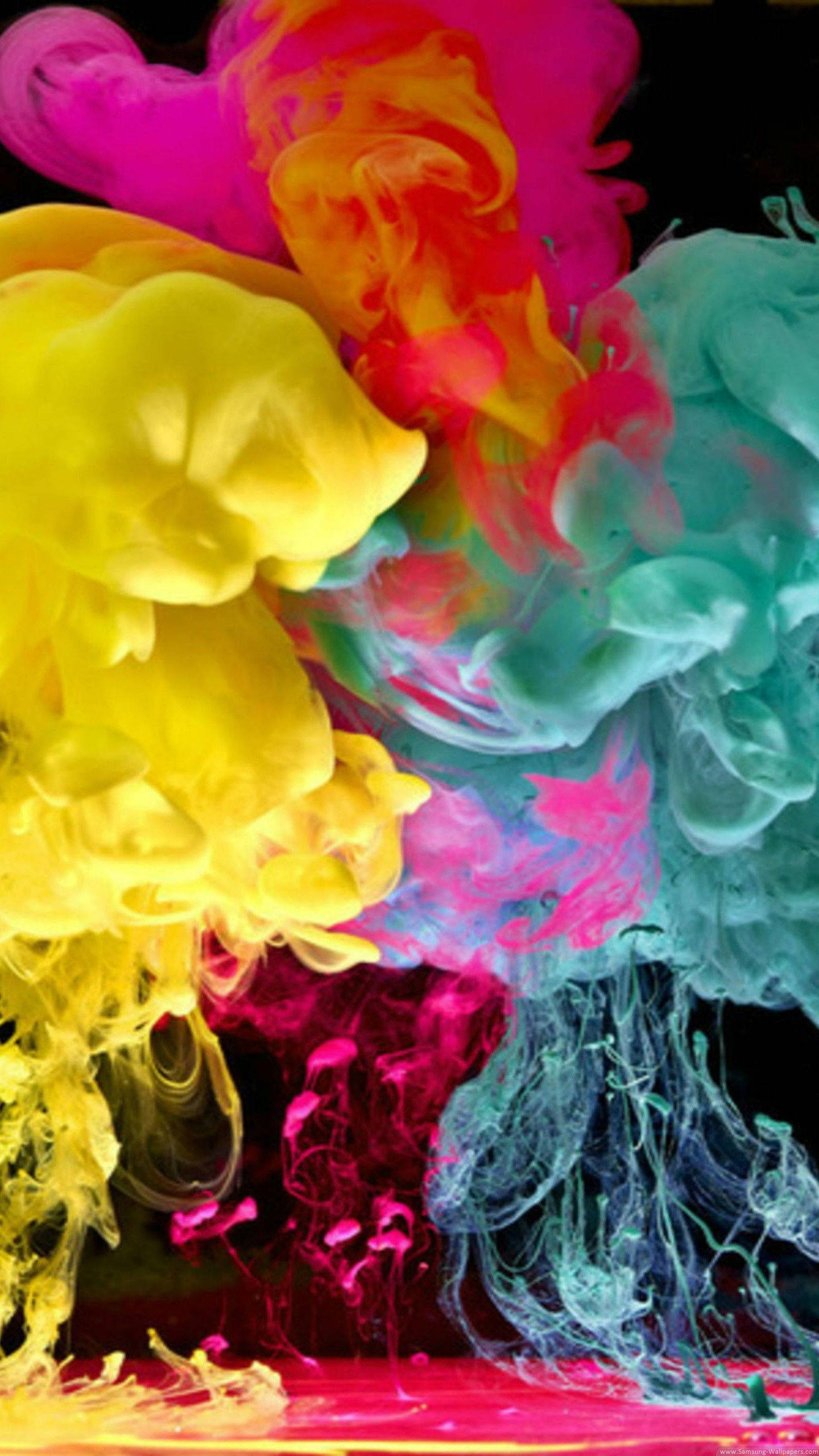 Cool Colorful 桌布 壁紙 — 充滿活力的霓虹墨水在黑色虛空中旋轉混合，形成動態的水下爆炸。